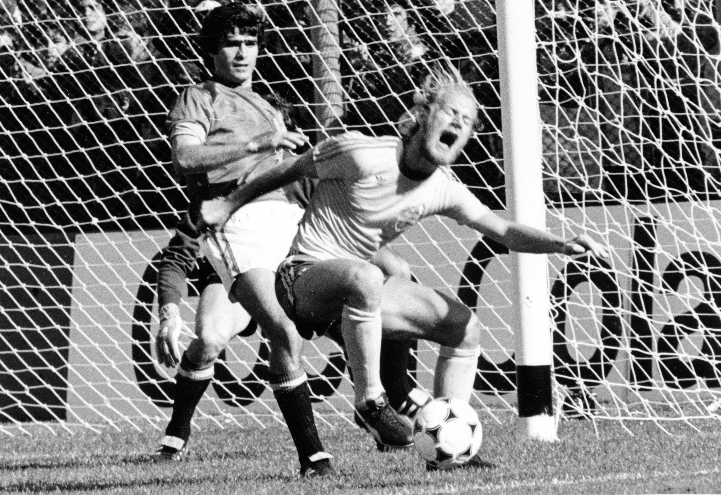 Argentina, 25 de junio de 1978 - Estadio Monumental de Buenos Aires, final del Mundial. En primer plano, el delantero neerlandés Johnny Rep con gesto de dolor al rematar a la portería. Detrás el defensor argentino Daniel Killer.