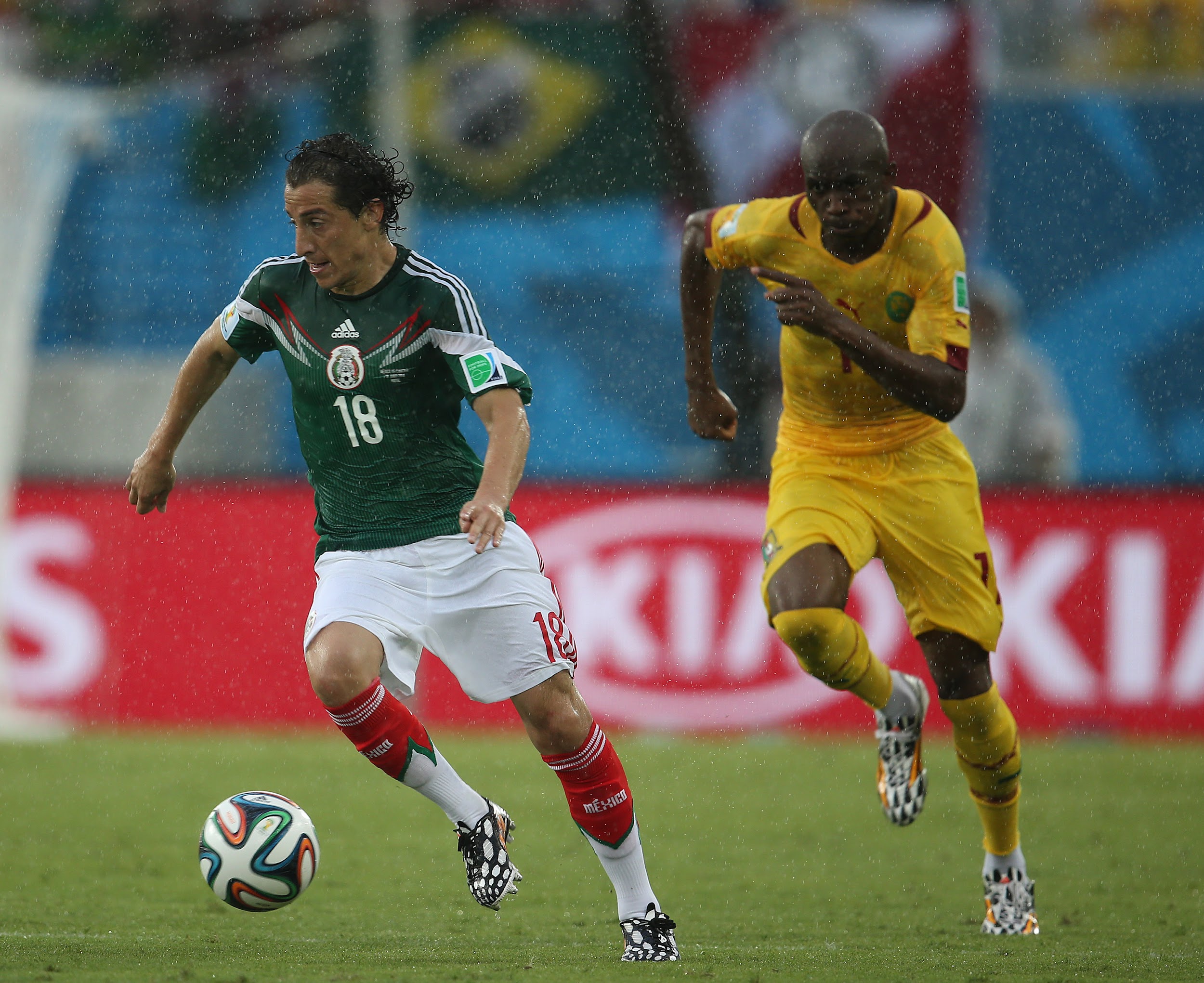 Brasil, 13 de junio de 2014 - Estadio das Dunas en Natal, Brasil. Andrés Guardado disputando el balón con el jugador camerunés Benjamin Moukandjo